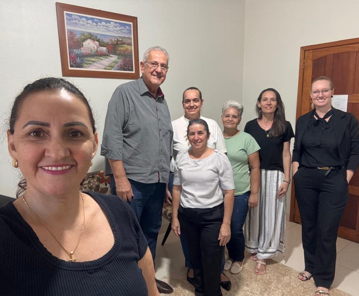 Equipe administrativa da Câmara Municipal recebe Aurismar, representante da Ágili Software em reunião