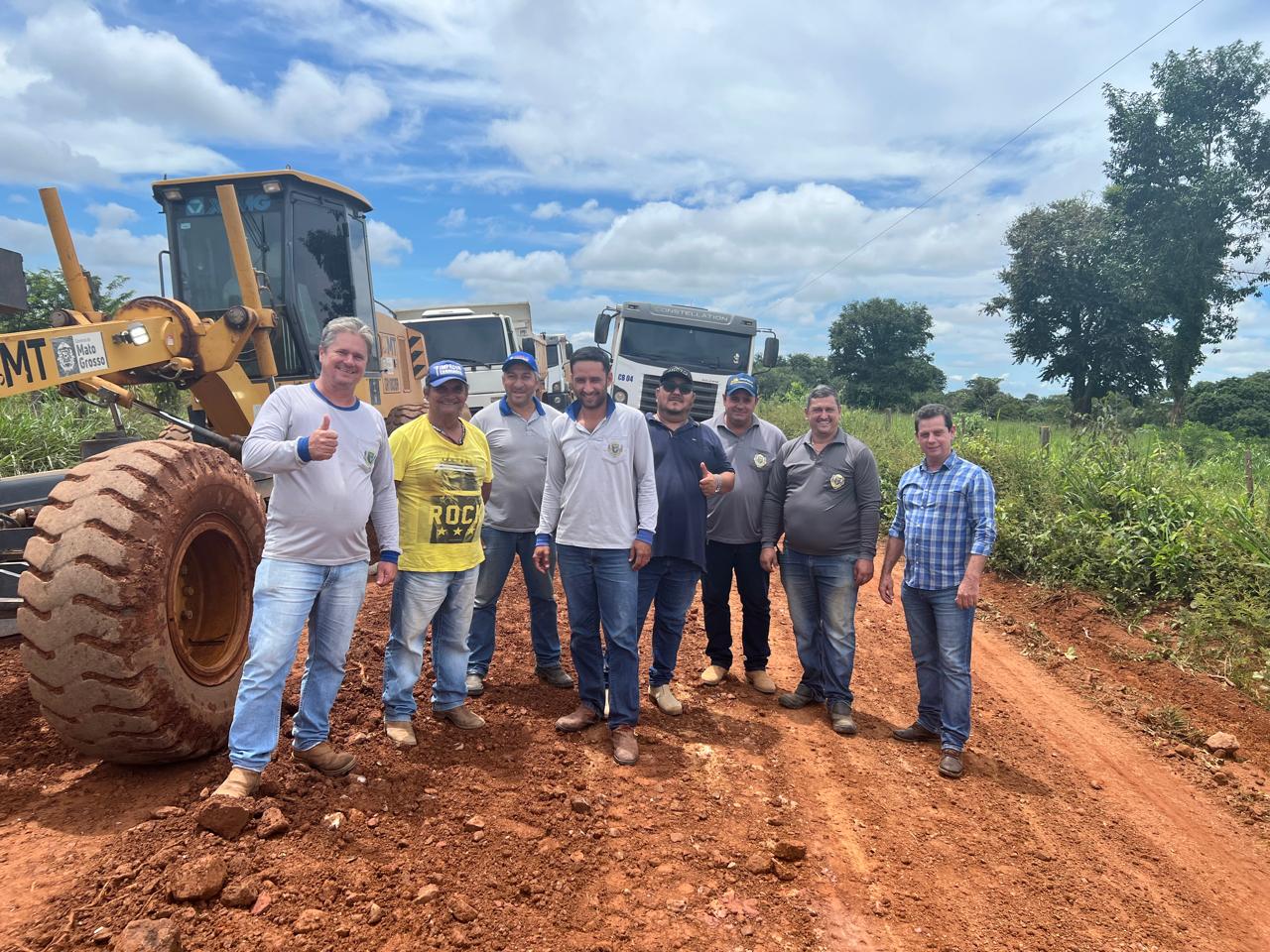 Vereador Donizete, que é líder do prefeito na Câmara, acompanhou os trabalhos de melhoria de estradas no interior