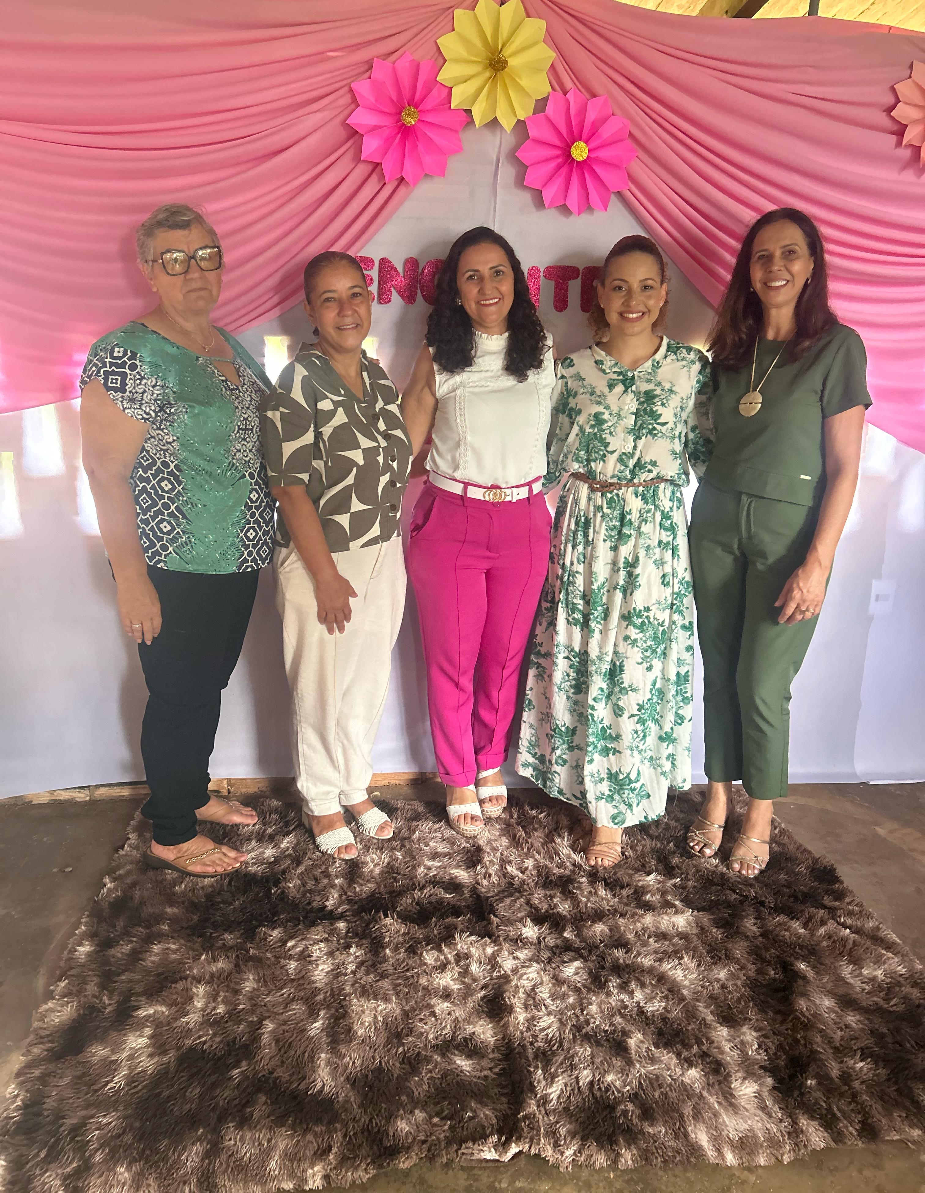 Presidente Geane Bueno, vereadora Marta Pit e primeira-dama Telma Lorensoni participam de encontro na Comunidade Bom Sucesso