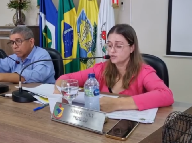 Vereadora Karine faz indicações pedindo melhorias para a capela mortuária e para o playground da praça